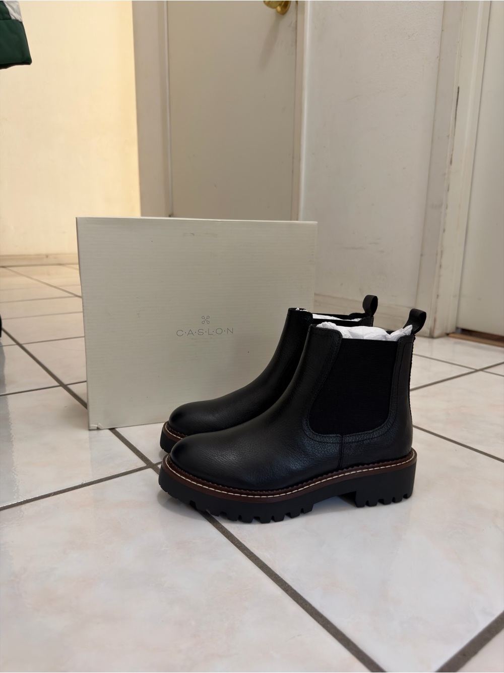 Caslon Miller Water Resistant Lug Chelsea Boot Size 5.5